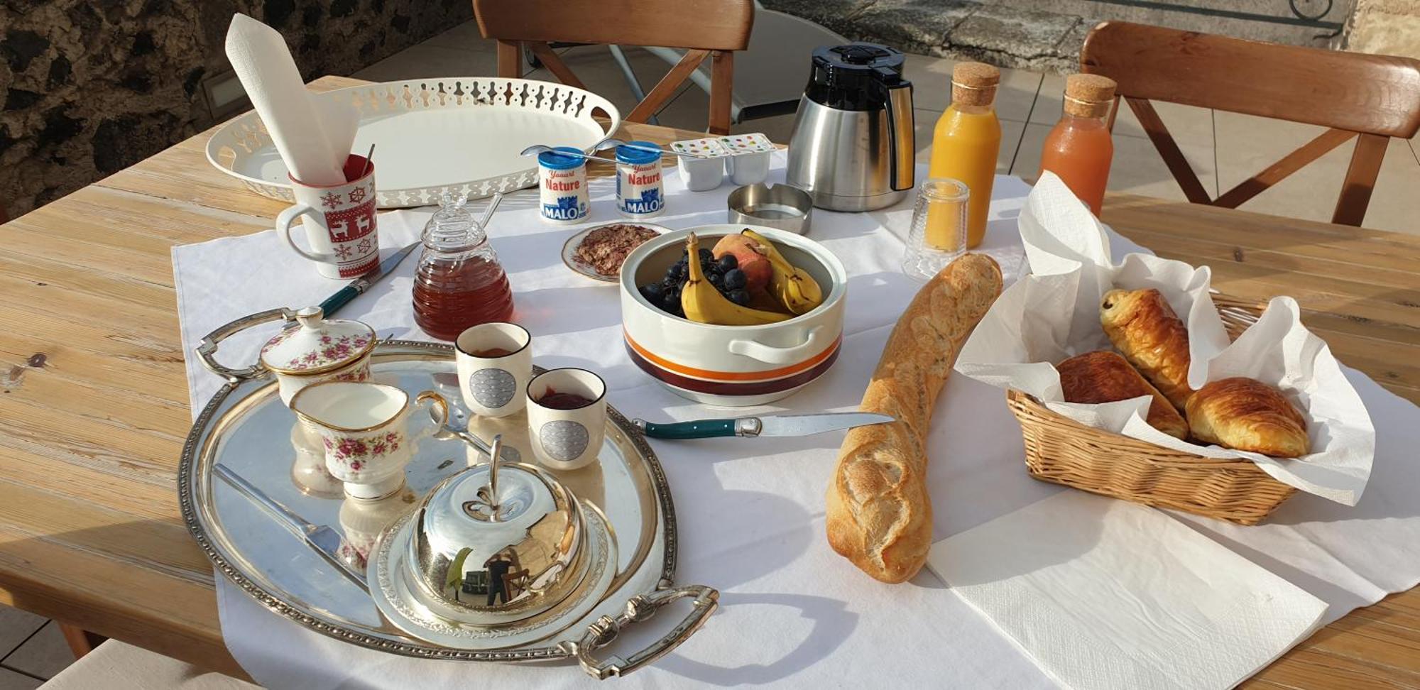 Saint-Saturnin  La Tour Noble B&B 외부 사진